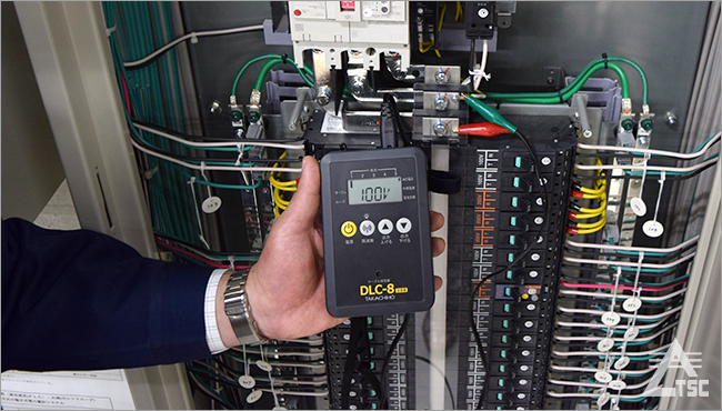 分電盤より目的のケーブルへ送信している様子