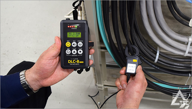 クランプセンサにてケーブル対照をしている様子