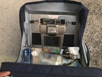 融着機を置いて、ホルダを張り付けられるテーブルトレー付き