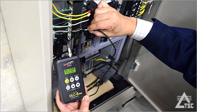 電磁センサにてケーブル対照をしている様子