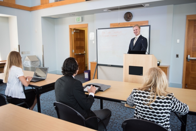 校内ネットワークの安定化とセキュリティの強化<br />
